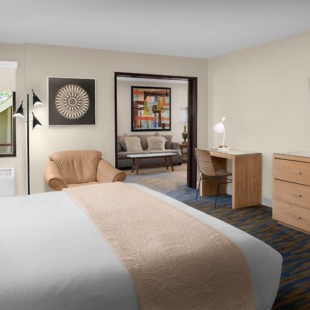 Ashland Hills Hotel & Suites מראה חיצוני תמונה