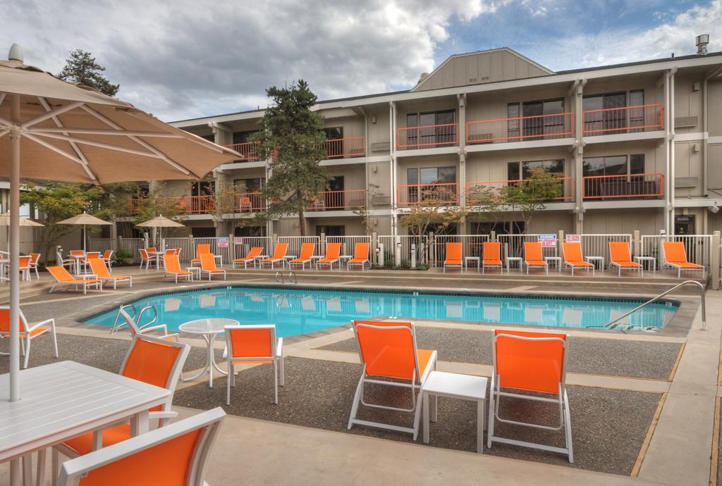 Ashland Hills Hotel & Suites מראה חיצוני תמונה