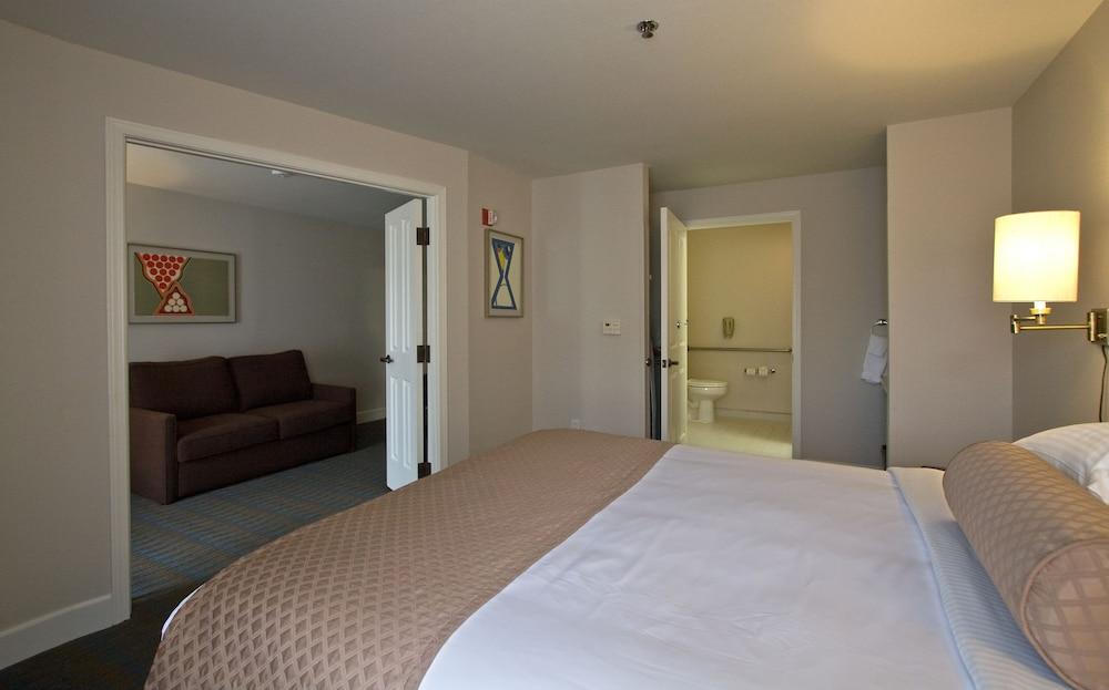 Ashland Hills Hotel & Suites מראה חיצוני תמונה