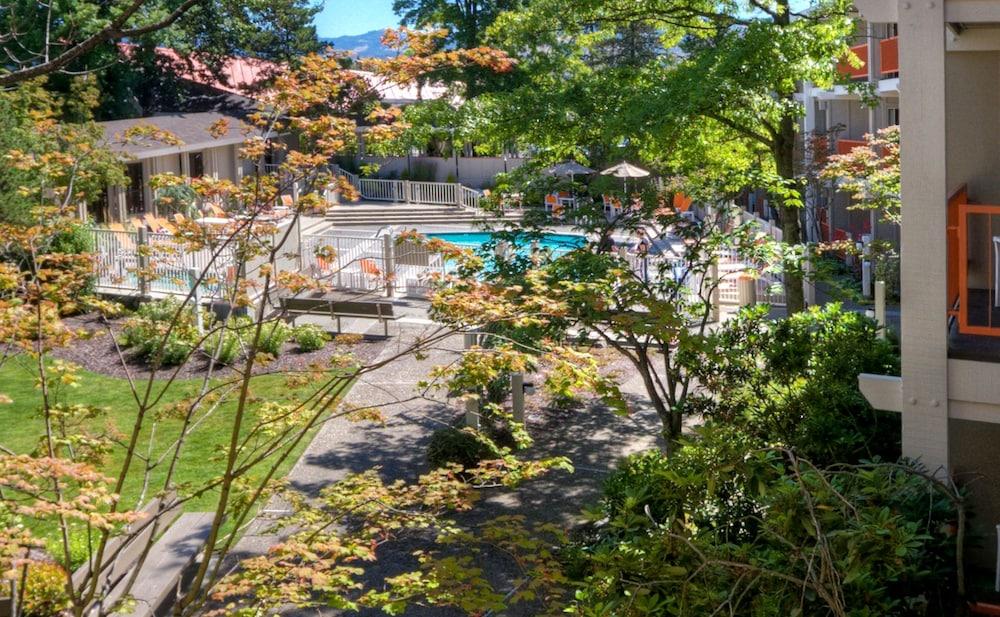Ashland Hills Hotel & Suites מראה חיצוני תמונה