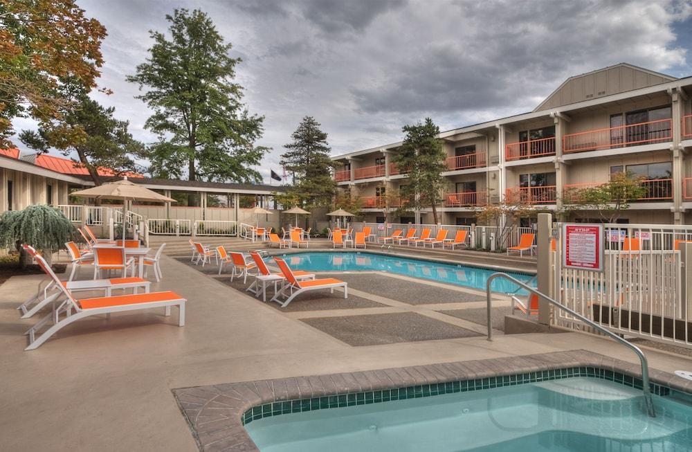 Ashland Hills Hotel & Suites מראה חיצוני תמונה