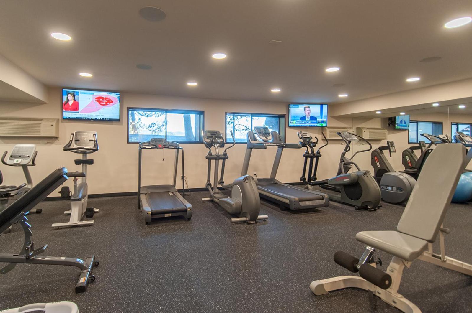 Ashland Hills Hotel & Suites מראה חיצוני תמונה