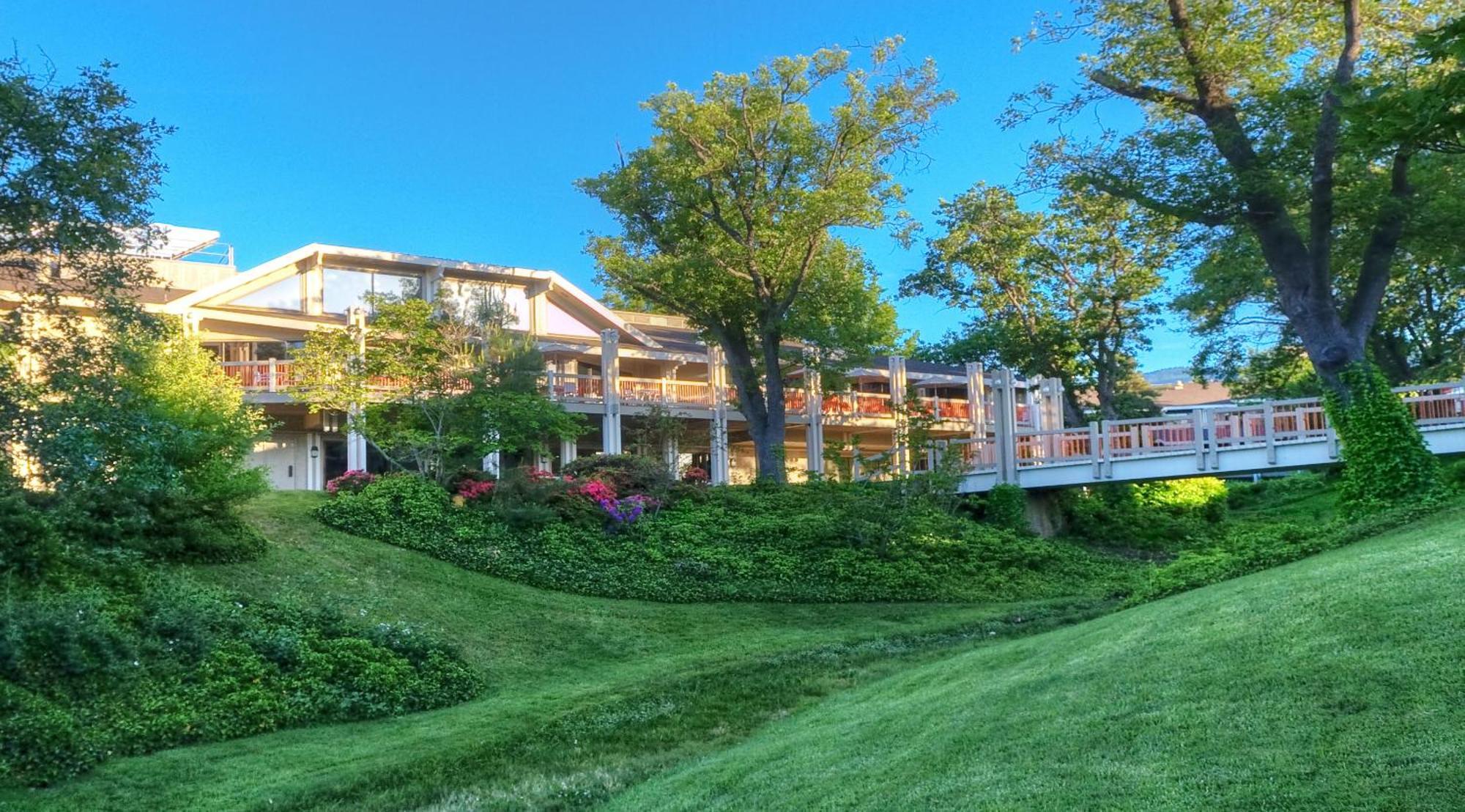 Ashland Hills Hotel & Suites מראה חיצוני תמונה