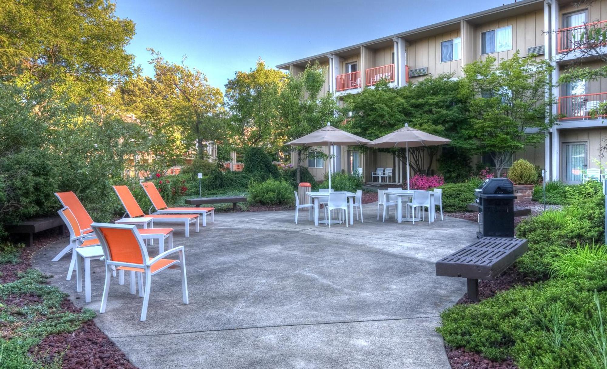 Ashland Hills Hotel & Suites מראה חיצוני תמונה