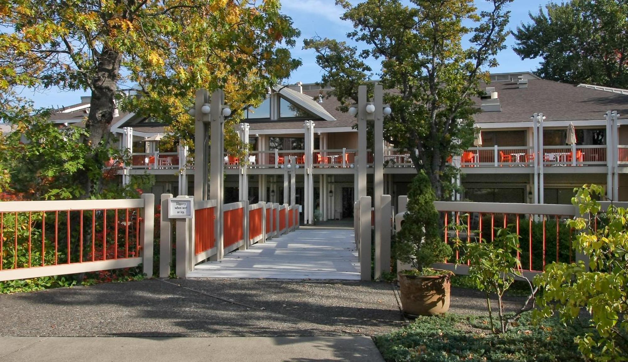 Ashland Hills Hotel & Suites מראה חיצוני תמונה