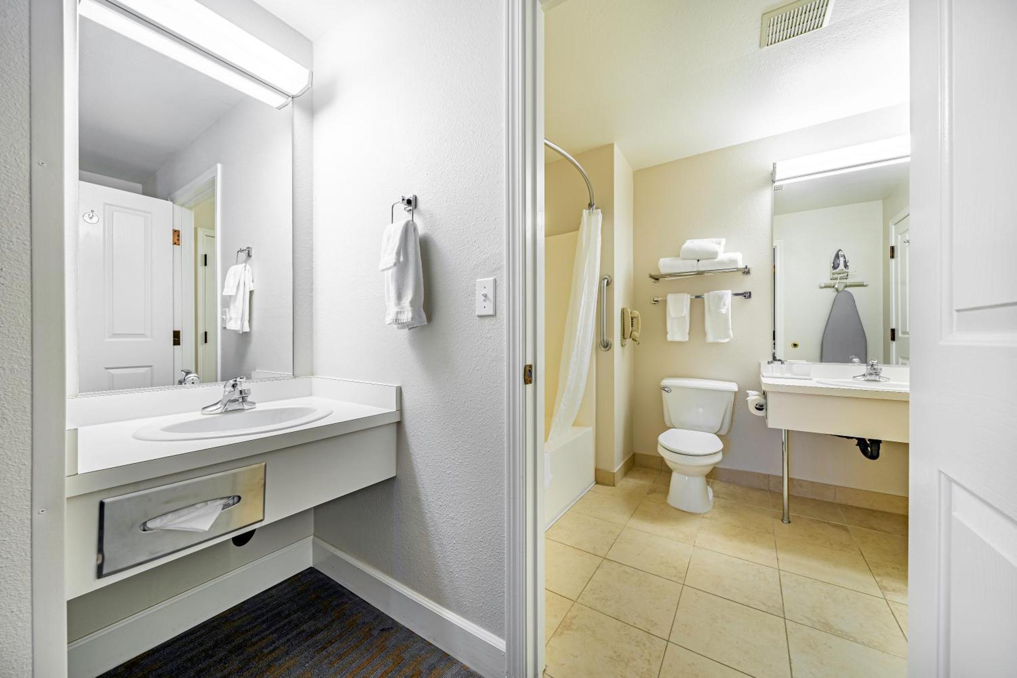Ashland Hills Hotel & Suites מראה חיצוני תמונה