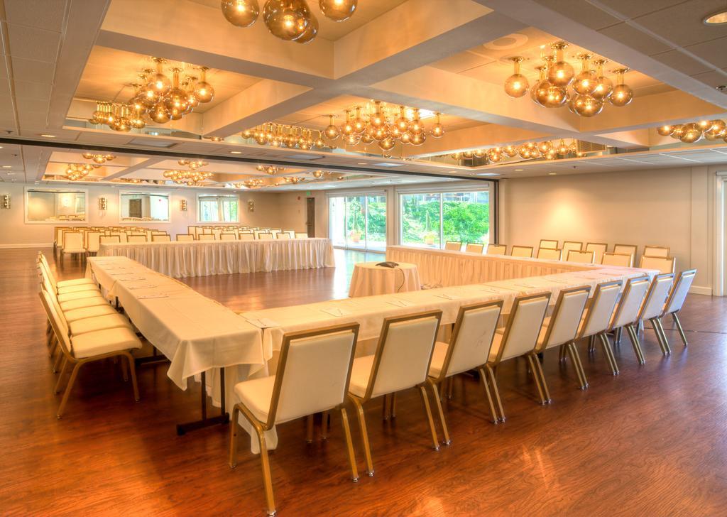 Ashland Hills Hotel & Suites מראה חיצוני תמונה