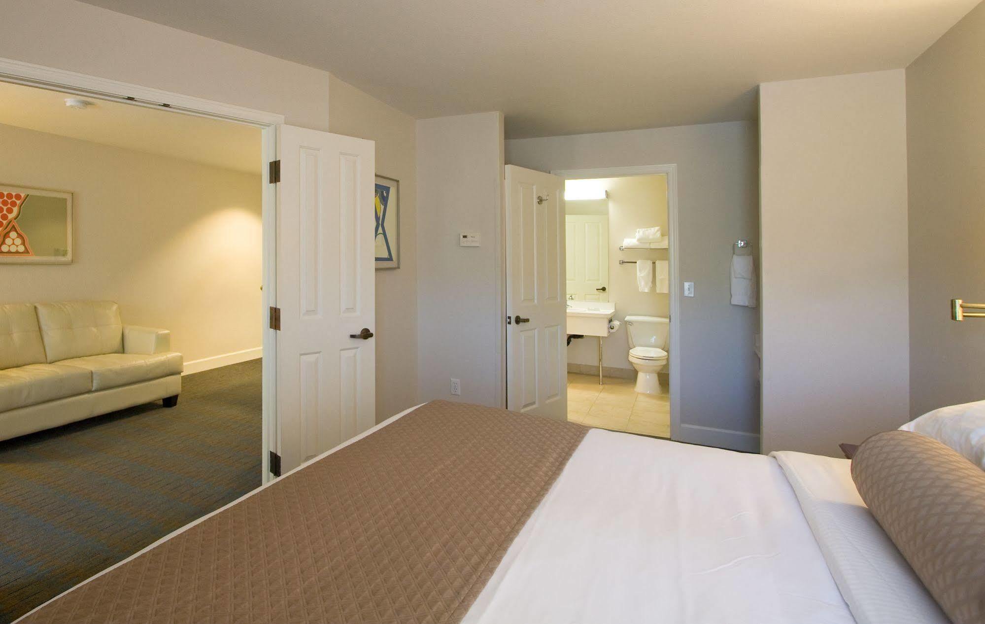 Ashland Hills Hotel & Suites מראה חיצוני תמונה