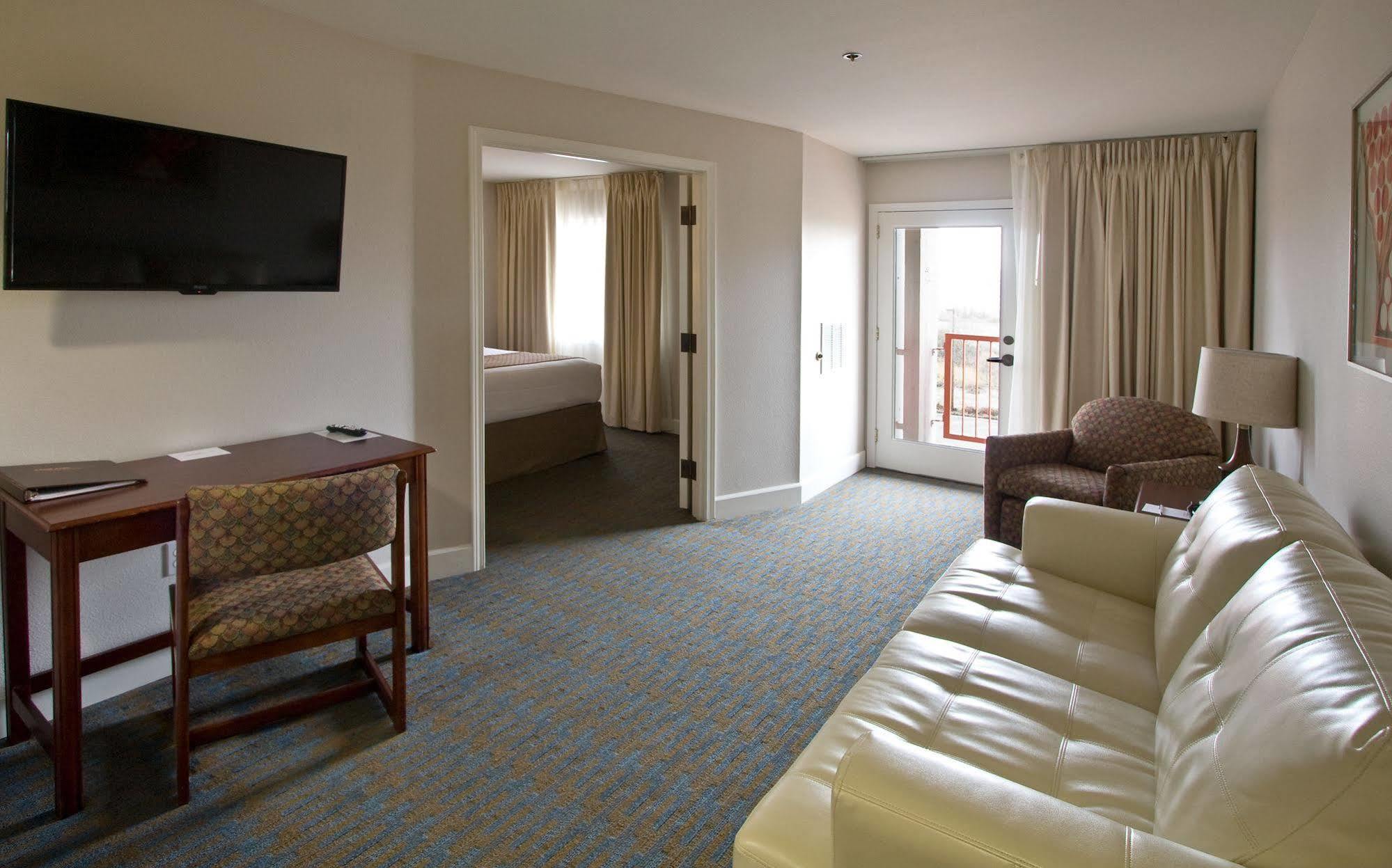 Ashland Hills Hotel & Suites מראה חיצוני תמונה