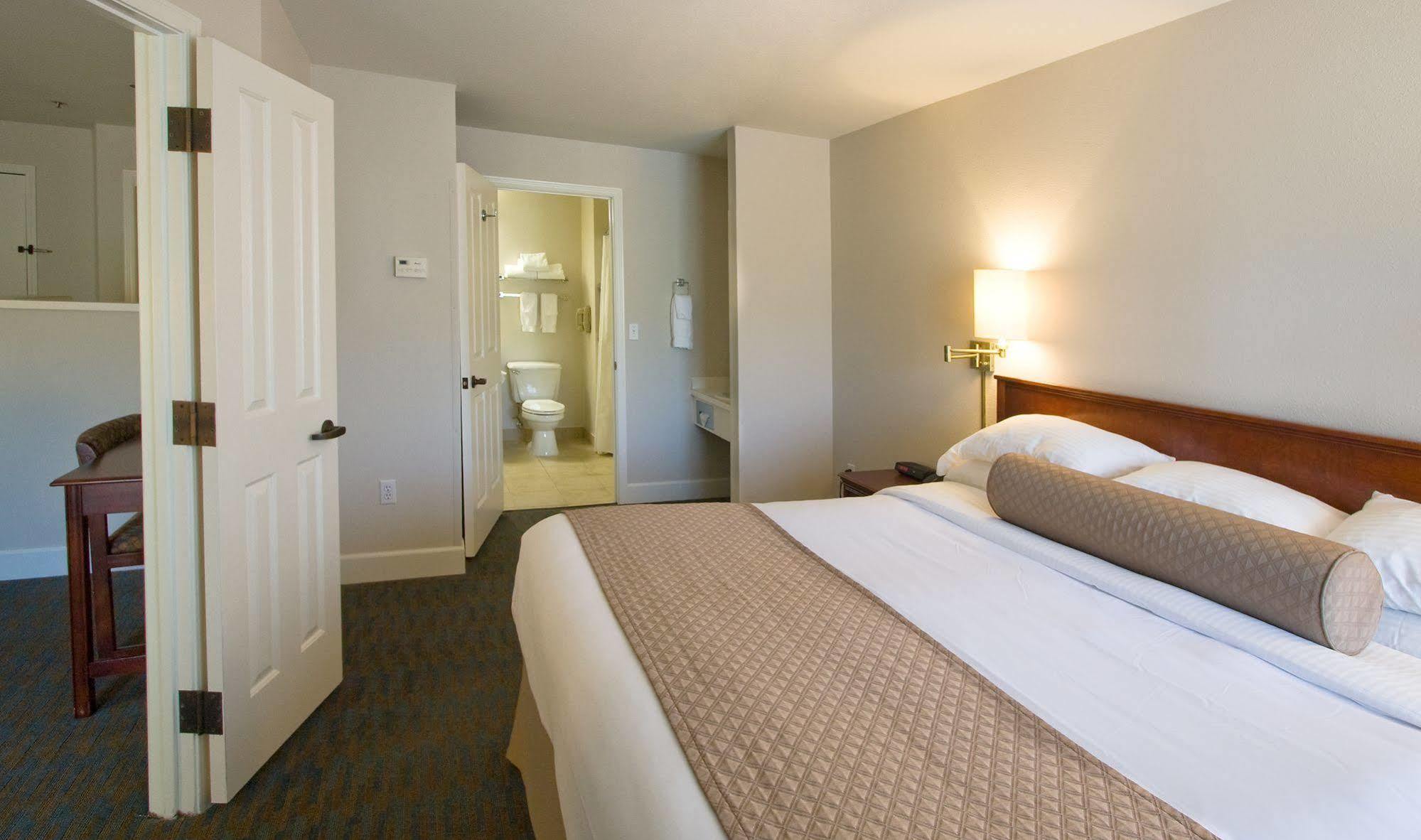 Ashland Hills Hotel & Suites מראה חיצוני תמונה