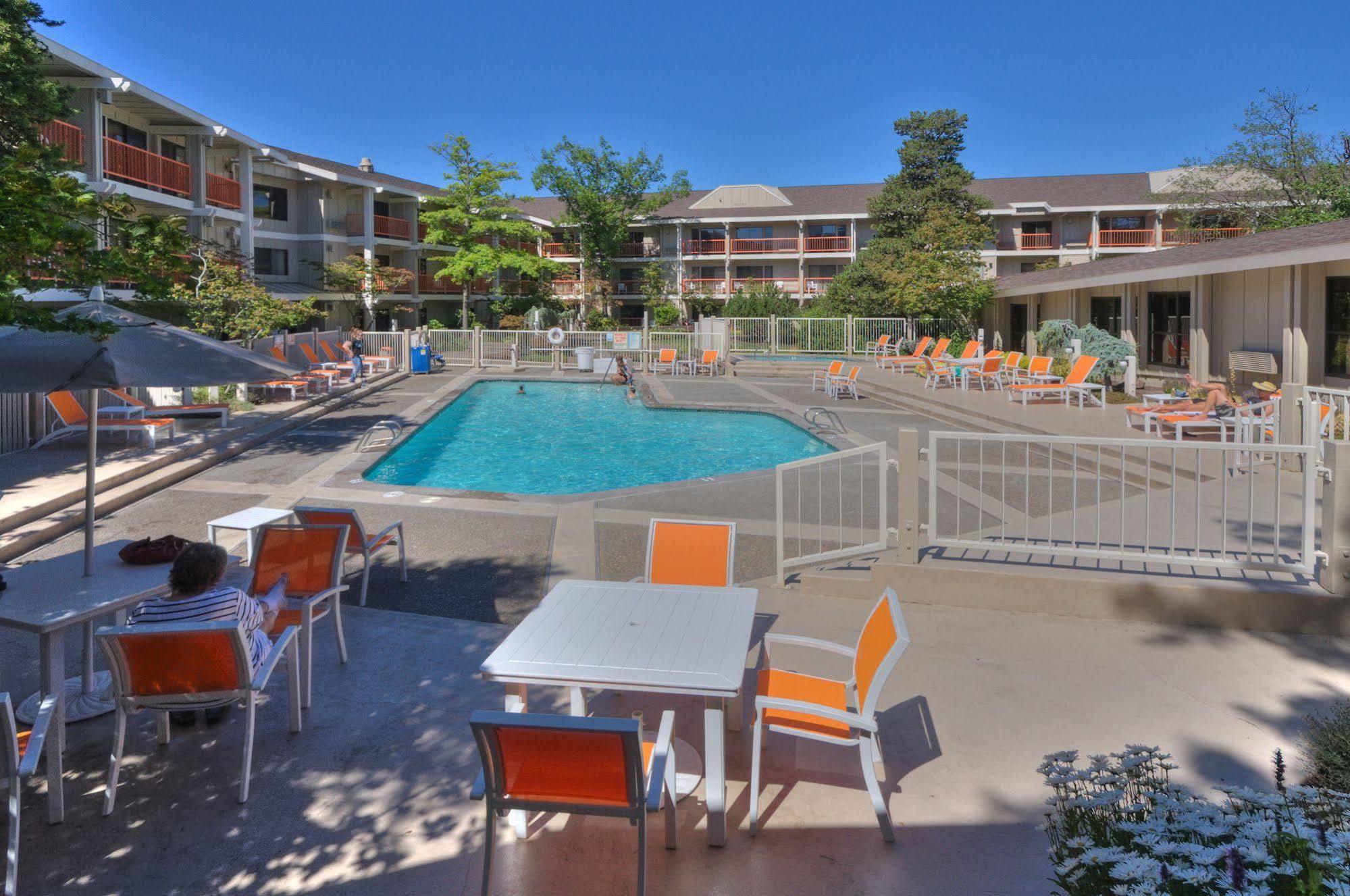Ashland Hills Hotel & Suites מראה חיצוני תמונה
